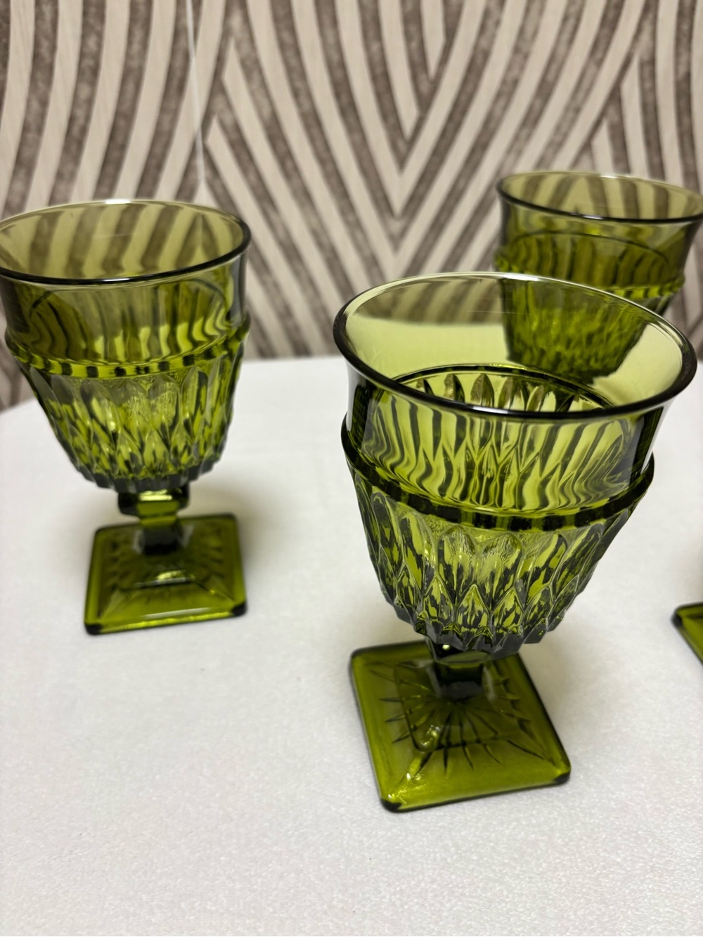 Four vintage olive green glass goblets square base - Picture 2 of 12